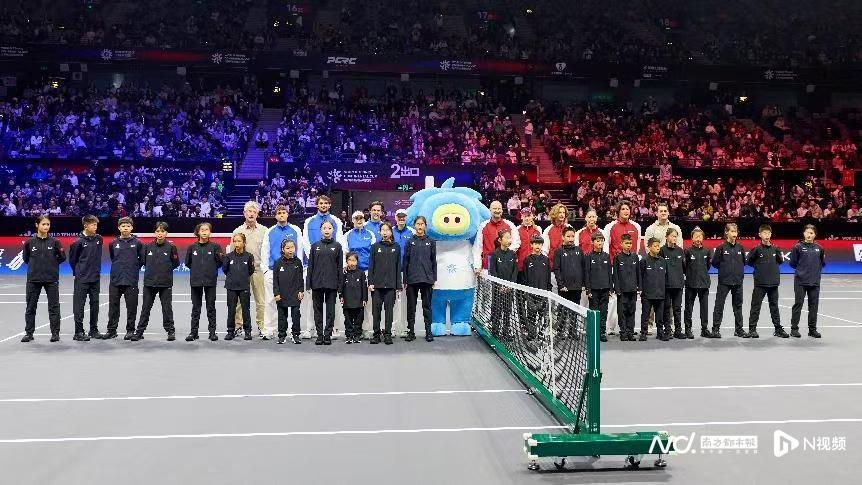 世界网球洲际对抗赛深圳开幕，斯瓦泰克领衔欧洲队拔得头筹