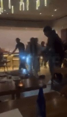 开云体育下载-德罗赞卷入冲突风波！挥拳相向致伤者被送医