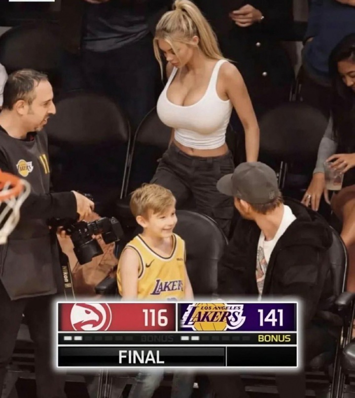 开云体育下载-😍美媒调侃湖人：或许他们每场都需要这位性感美女！