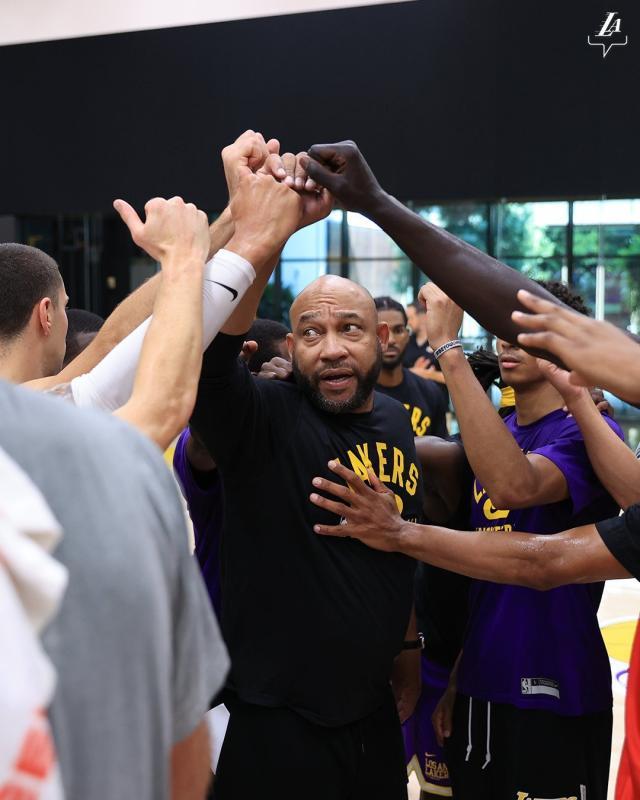 开云APP-后卫臃肿！湖人重蹈覆辙？8大后卫成双刃剑