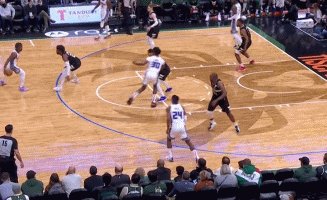 开云体育APP下载-冷血球队文化？自家球员受伤雄鹿全队竟熟视无睹