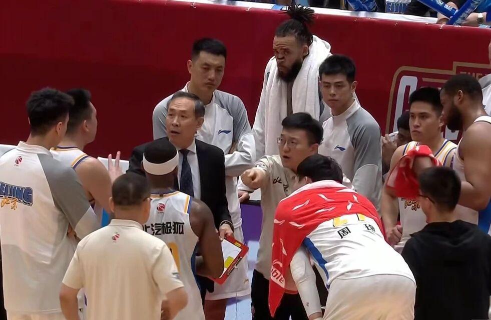 kaiyun-北京男篮15分惨败，不敌浙江掉出四强，篮板球被爆，周琦13+10
